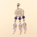 Versilberter Kettenanhänger Traumfänger mit blauer Strass-Kugel und zwei mit Kristallen besetzten Metall-Federn.